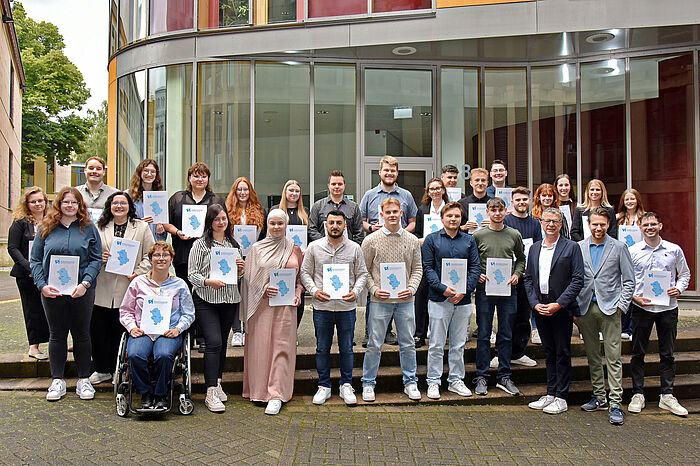 Ron-Roger Breuer, Leiter des Studieninstitutes Aachen (2. von rechts), und Ralf Pütz, Abteilungsleiter des Studieninstitutes Aachen - Schulabteilung StädteRegion Aachen (3. von rechts), freuen sich mit den neuen Verwaltungsfachangestellten über den erfolgreichen Abschluss ihrer Ausbildung.