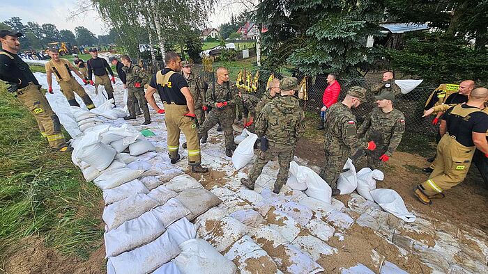 Dammverstärkung beim Hochwasser in Jelenia Góra