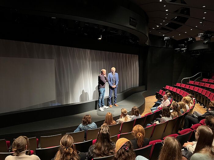 Bühne frei: Markus Terodde, Bildungsdezernent der StädteRegion Aachen (r.) und Jörg Funk, Schulamtsdirektor der Grundschulen in der StädteRegion (l.) begrüßen die Nachwuchskräfte, die der Einladung der StädteRegion ins Grenzlandtheater gefolgt sind. 