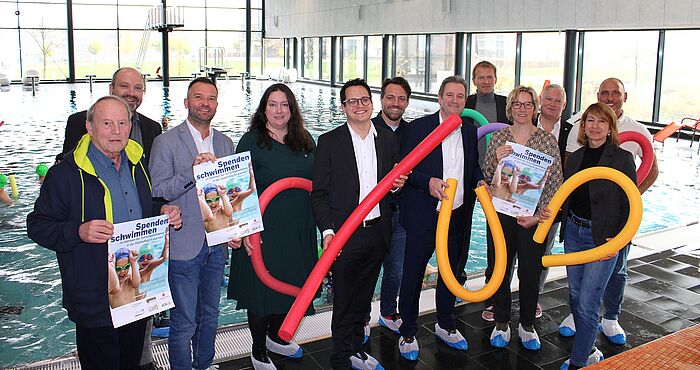 Der erfolgreiche Abschluss der Schwimminitiative 2024 wurde im neuen Annabad in Alsdorf gefeiert. (V.l.n.r.): Günter Kuckelkorn (Präsident RegioSportbund Aachen), René Strotkötter (Erster Beigeordneter der Stadt Würselen), Tim Krämer (Dezernent für Jugend, Schulen und Soziales Stadt Alsdorf), Nadine Leonhardt (Bürgermeisterin Stadt Eschweiler), Dr. Benjamin Fadavian (Bürgermeister Stadt Herzogenrath), Patrick Haas (Bürgermeister Stadt Stolberg), Pierre Froesch (Bürgermeister Stadt Baesweiler), Markus Terodde (Bildungsdezernent StädteRegion Aachen), Petra Pooch (Schulamt für die StädteRegion Aachen), Johannes-Elmar Kugel (Bezirksregierung Köln), Nadejda Pondeva (Leiterin Bildungsbüro StädteRegion Aachen), Michael Ramacher (Beigeordneter für Soziales, Jugend, Schule, Tourismus und Sport Stadt Stolberg).