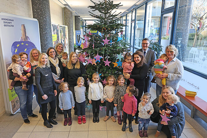 Städteregionsrat Dr. Tim Grüttemeier hat den Wunschbaum gemeinsam mit den Kindern und Erzieherinnen der städteregionalen Betriebskita geschmückt. In diesem Jahr warten 386 Wünsche darauf, erfüllt zu werden. 