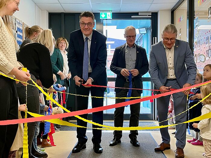 Städteregionsrat Dr. Tim Grüttemeier (links) mit Simmeraths Bürgermeister Bernd Goffart (rechts) bei der offiziellen Eröffnung der neuen städteregionalen Kita in Simmerath.