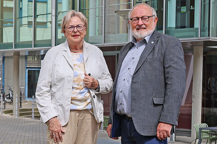 Kunibert Matheis und Brigitte Hinkelmann kümmern sich ehrenamtlich um die Belange von Seniorinnen und Senioren in den Einrichtungen der StädteRegion Aachen.