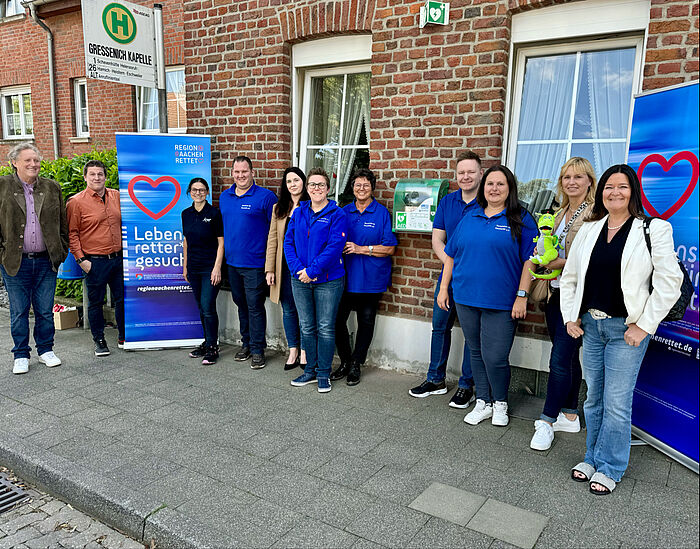 Der Verein "Gemeinsam für Gressenich" hat eine Aktion gemacht. Jetzt gibt es einen Defibrillator am Pflegezentrum "Helfende Hand". Viele Leute freuen sich darüber. Zum Beispiel Axel Wirtz, Simon Schroeder und Iris Bornewasser. Auch Torsten Pilz-Breuer, Sarah Schüller, Rebecca Breuer, Erika Hoppstein, Marvin und Miriam Scheerer freuen sich. Tanja Bringmann und Britta Kühnpast sind auch dabei.