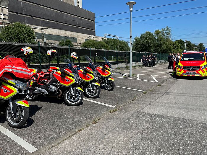 Die Feuerwehren aus Eschweiler, Herzogenrath, Stolberg und Würselen haben sich am Kraftwerk Weisweiler getroffen. Auch das DRK war dabei. 4 Motorräder der Johanniter haben sie begleitet.