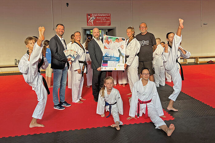 Dr. Michael Ziemons (Bildmitte) freut sich gemeinsam mit (von links): Tim Krämer (Stadt Alsdorf), Nadine Dahmen, Stephanie Wiechert und Hans-Jürgen Wiechert (alle Euregio Kampfsport e.V. Alsdorf) über das inklusive Teakwondo-Schnupperangebot.