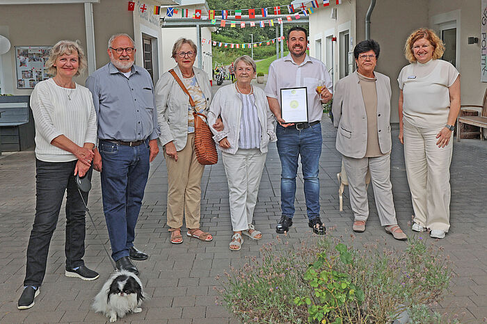 Einrichtungsleiter Klas Bauer (3. von rechts) freut sich über die Auszeichnung des AWO Seniorenzentrums Süssendell durch die Ombudspersonen. 