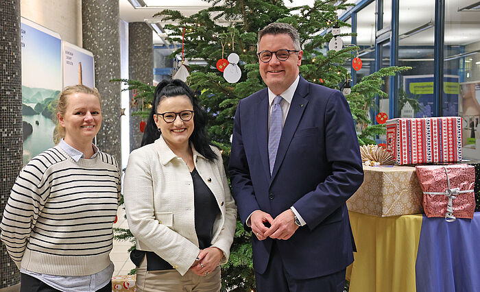 Begeistert von der Solidarität mit den Menschen im ukrainischen Partnerkreis Lwiw: Monika Lulinski, Mitarbeiterin der StädteRegion, Dr. Kateryna Kravchenko vom Verein Blau-Gelbes Kreuz und Städteregionsrat Dr. Tim Grüttemeier.