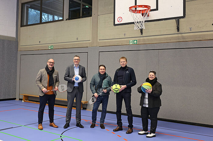 Martin Schroiff, Amtsleiter Immobilienmanagement der StädteRegion Aachen, Städteregionsrat Dr. Tim Grüttemeier, Projektleiter Marc Jacobs vom Immobilienmanagement der StädteRegion Aachen, Markus Terodde, der Bildungsdezernent der StädteRegion Aachen und Schulleiterin Mandy Richter freuen sich, dass die Sporthalle des Berufskollegs in Stolberg wieder für Schul- und Vereinssport zur Verfügung steht. 