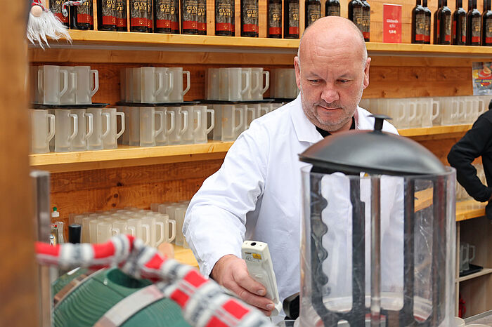 Ralf Stolz überprüft die Glühweintemperatur. 70 Grad wären perfekt.