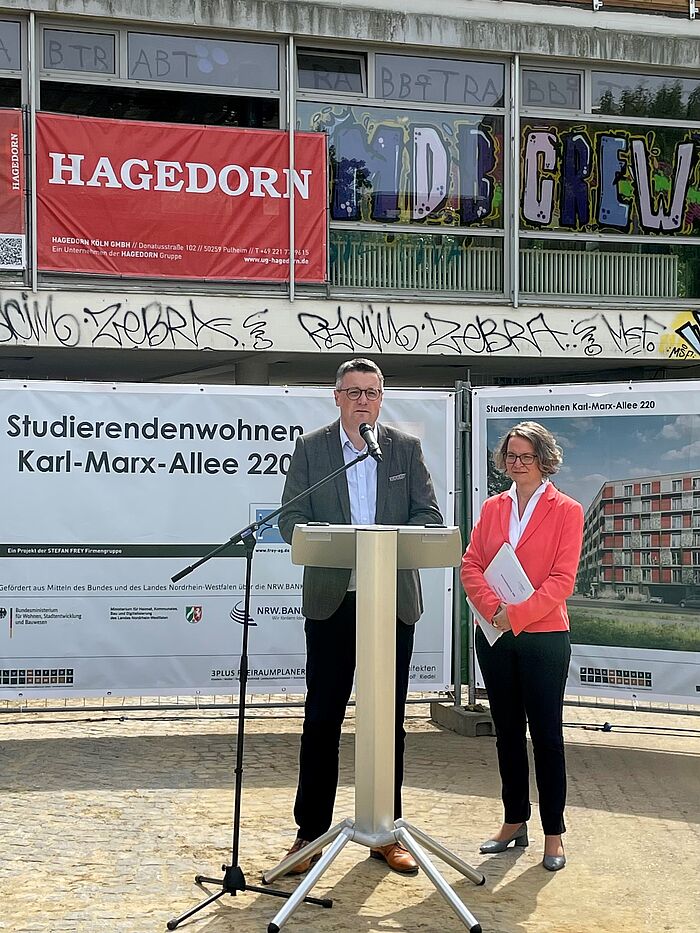 Im August 2023 war Ina Scharrenbach, Ministerin für Heimat, Kommunales, Bau und Digitalisierung des Landes Nordrhein-Westfalen, zu Gast bei Städteregionsrat Dr. Tim Grüttemeier. Im Gepäck hatte sie damals einen Förderbescheid über 25 Millionen Euro zur Schaffung von 233 Wohnplätzen für Studierende in Burtscheid.