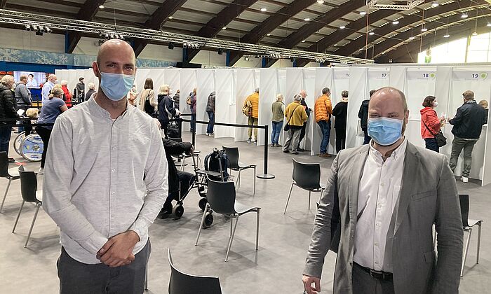 Im ersten Impfzentrums in der Eissporthalle am Aachener Tivoli wurden ab dem Frühjahr 2021 teils mehrere tausend Menschen pro Tag geimpft. Im Bild der Leiter des Impfzentrums, Andreas Nowack (l.) und Gesundheitsdezernent Dr. Michael Ziemons.