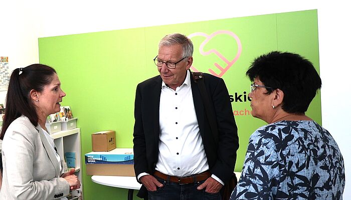 MdB Claudia Moll (rechts) und MdB Dirk-Ulrich Mende (Mitte) lassen sich von der Leiterin des Gesundheitskiosks der StädteRegion Aachen, Andrea Klebingat (links), die Angebote erklären.