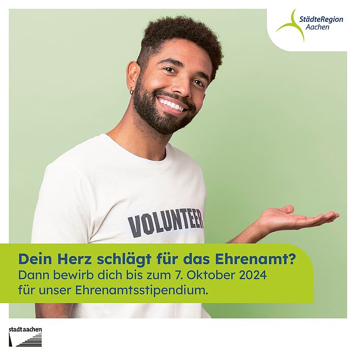 Ein Mann weist auf die Bewerbung für das Ehrenamtsstipendium bis zum 07.10.2024 hin.