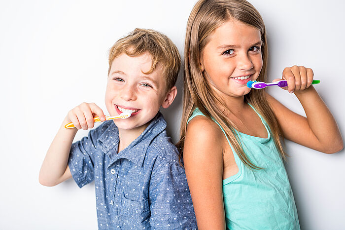 Grundschulkinder beim Zähneputzen