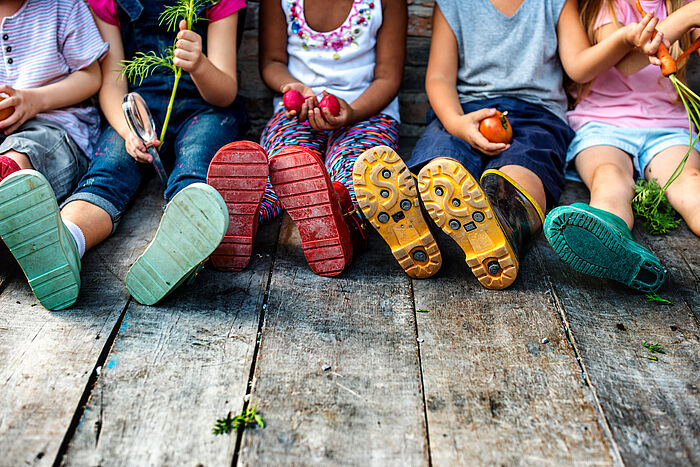 Kinder mit schmutzigen Schuhen