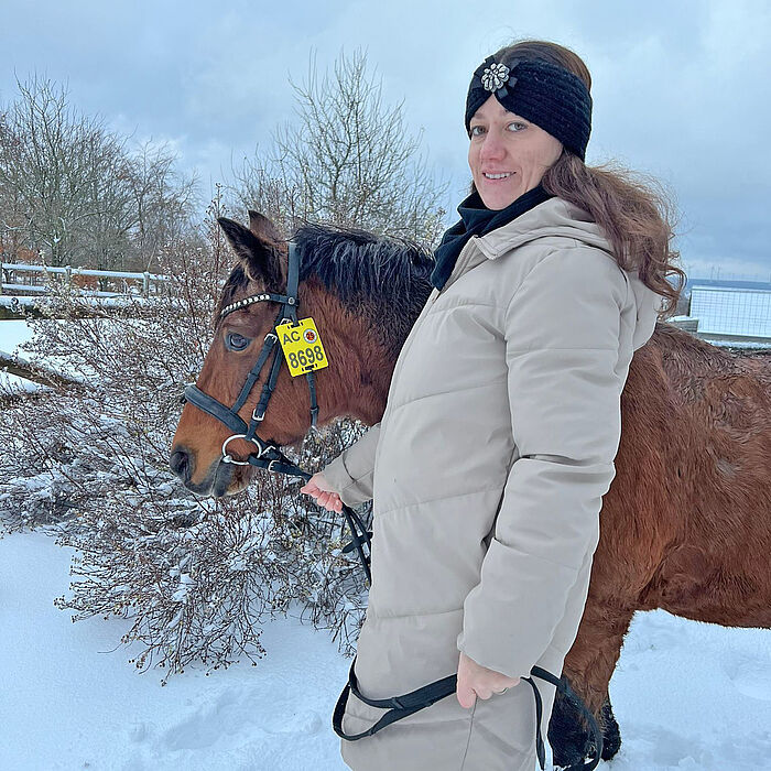 Lea mit ihrem Welsh-Pony Lumina freuen sich auf einen gemeinsamen winterlichen Ausflug. Am Reitkennzeichen ist schon die neue orangene Plakette für 2025 angebracht.