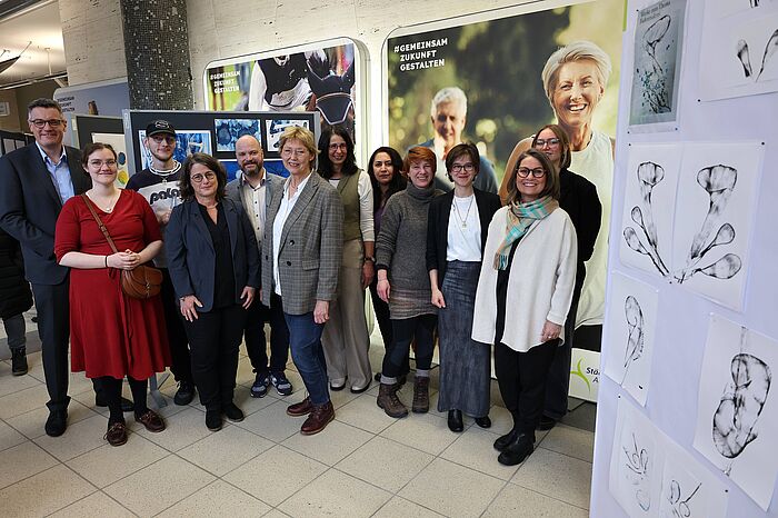 Städteregionsrat Dr. Tim Grüttemeier (links) hat gemeinsam mit den Teilnehmenden, Projektverantwortlichen und Unterstützerinnen und Unterstützern die Ausstellung „KunstRaum: Vielfältigkeit, Lebendigkeit, Individualität erleben“ im Foyer der StädteRegion eröffnet.