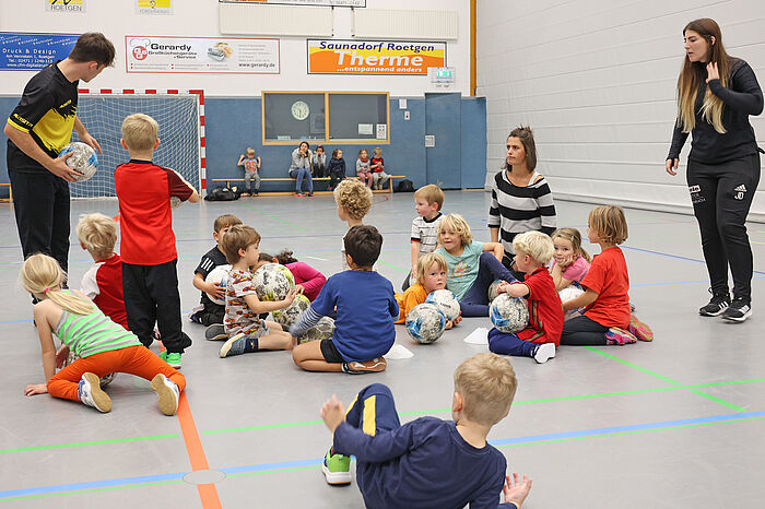 Auch Kita-Kinder aus Roetgen haben vom Bildungszugabe-Angebot „Trainieren wie die Profis“ der StädteRegion in Kooperation mit Alemannia Aachen profitiert. (Foto aus dem Oktober 2022) 
