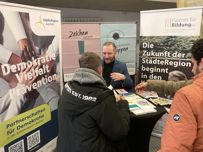 Bei der Demokratiekonferenz der „Partnerschaften für Demokratie“ in der StädteRegion Aachen gab es viele Möglichkeiten für die Teilnehmenden, ins Gespräch zu kommen.