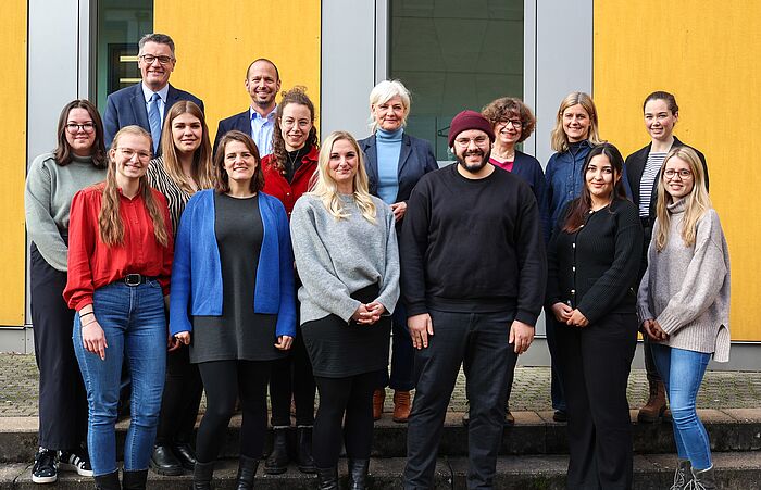 Dreizehn Lehrkräfte und drei sozialpädagogische Kräfte wurden jetzt von Städteregionsrat Dr. Tim Grüttemeier, Vertreterinnen und Vertretern der Schulaufsicht und der Schwerbehindertenbeauftragten begrüßt. 