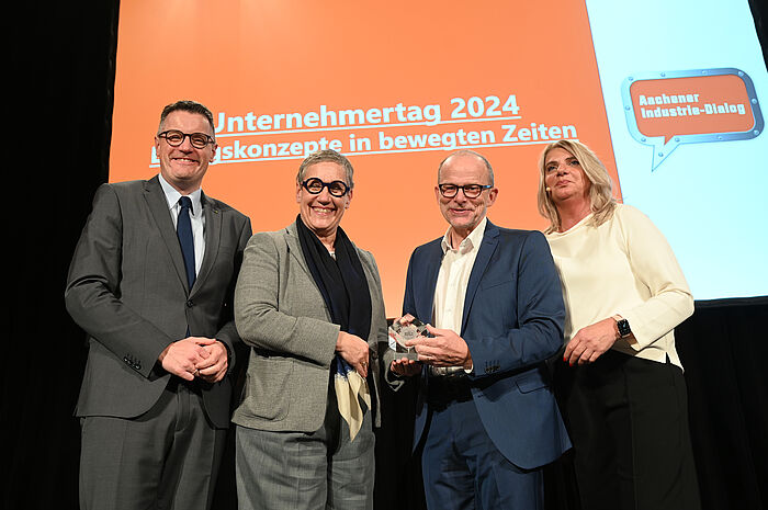 Städteregionsrat Dr. Grüttemeier, Frau Keupen und Frau Pauli überreichen Bernd Büttgens die Auszeichnung.