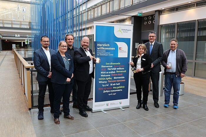 Freuen sich über den Start der digitalen Integrations-Plattform „Integreat“ in der StädteRegion Aachen:  (V.l.n.r.:) Patrik Ferstl („Integration als Querschnitt“, Kommunales Integrationszentrum der StädteRegion Aachen), Silke Peters (stellvertretende Amtsleiterin Kommunales Integrationszentrum der StädteRegion Aachen), Jan Röder (Amtsleiter Kommunales Integrationszentrum der StädteRegion Aachen), Dr. Michael Ziemons (Sozialdezernent der StädteRegion Aachen), Andrea Schmidt (Integrationsbeauftragte der Stadt Würselen), Städteregionsrat Dr. Tim Grüttemeier und Michael Mittag (Tür an Tür – Digitalfabrik gGmbH).