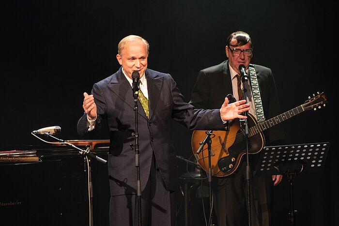 Ulrich Tukur beim Auftritt mit den Rhythmus Boys in der Alsdorfer Stadthalle. Rund 1.000 Gäste konnten dabei die Bühnenshow „Es leuchten die Sterne“ erleben.