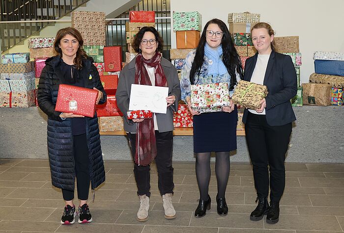 Freuten sich über 280 Geschenkpakete für vom Krieg betroffene Kinder in der Region Lemberg: (von links) Linda Mai (Blau-Gelbes Kreuz e.V.), Kreisdirektorin Birgit Nolte, Dr. Kateryna Kravchenko (Blau-Gelbes Kreuz e.V.)  und Monika Lulinski (StädteRegion Aachen). 