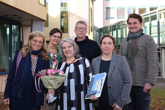 Gisela Heinen (Bildmitte) ist nach 35 Dienstjahren in den Ruhestand entlassen worden. Feierlich wurde sie von (v.l.n.r.) Dezernentin Susanne Lo-Cicero-Marenberg, Barbara Schilling (Umweltamt), Ralf Pütz (Zentrale Dienste), Verena Olesch (Wasserwirtschaft) und Patrick Gier (Personalrat) verabschiedet.