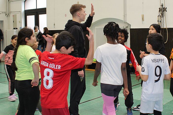 Das Bildungszugabe-Projekt „Alemannia bewegt Schule“ begeisterte Kinder der Aachener Grundschule Beeckstraße. 