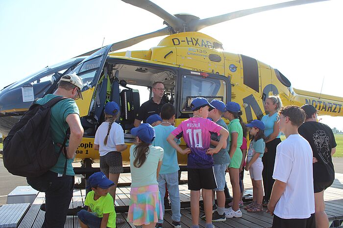 Am Forschungsflugplatz Würselen-Aachen konnten die Kinder den Rettungshubschrauber „Christoph Europa 1“ aus nächster Nähe kennenlernen.