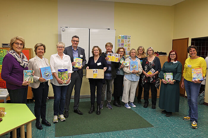 Städteregionsrat Dr. Tim Grüttemeier (Schirmherr) im Austausch mit Verantwortlichen des Vereins „Mentor – Die Leselernhelfer Aachen e.V.“  sowie Vertreterinnen der KGS Feldstraße in Aachen.