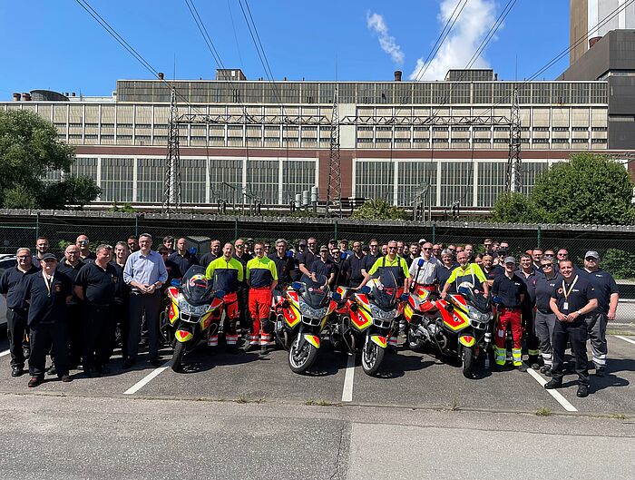 Feuerwehr und Rettungskräfte helfen bei der Fußball-Europameisterschaft. Sie kommen aus der StädteRegion. 60 Leute sind zusammen losgefahren. Sie helfen beim Spiel England gegen Slowenien, wenn es nötig ist.