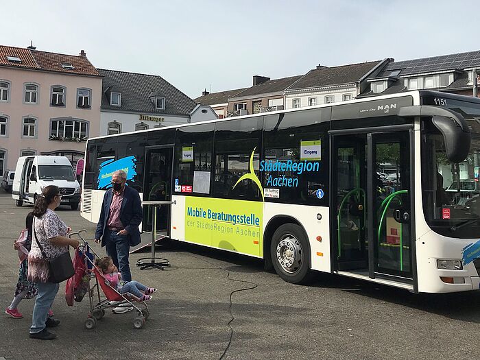 Zum Wiederaufbaufonds des Landes hatte die StädteRegion sehr schnell eine Vor-Ort Bratung und Unterstützung der Betroffenen in Beratungsbussen organisiert.