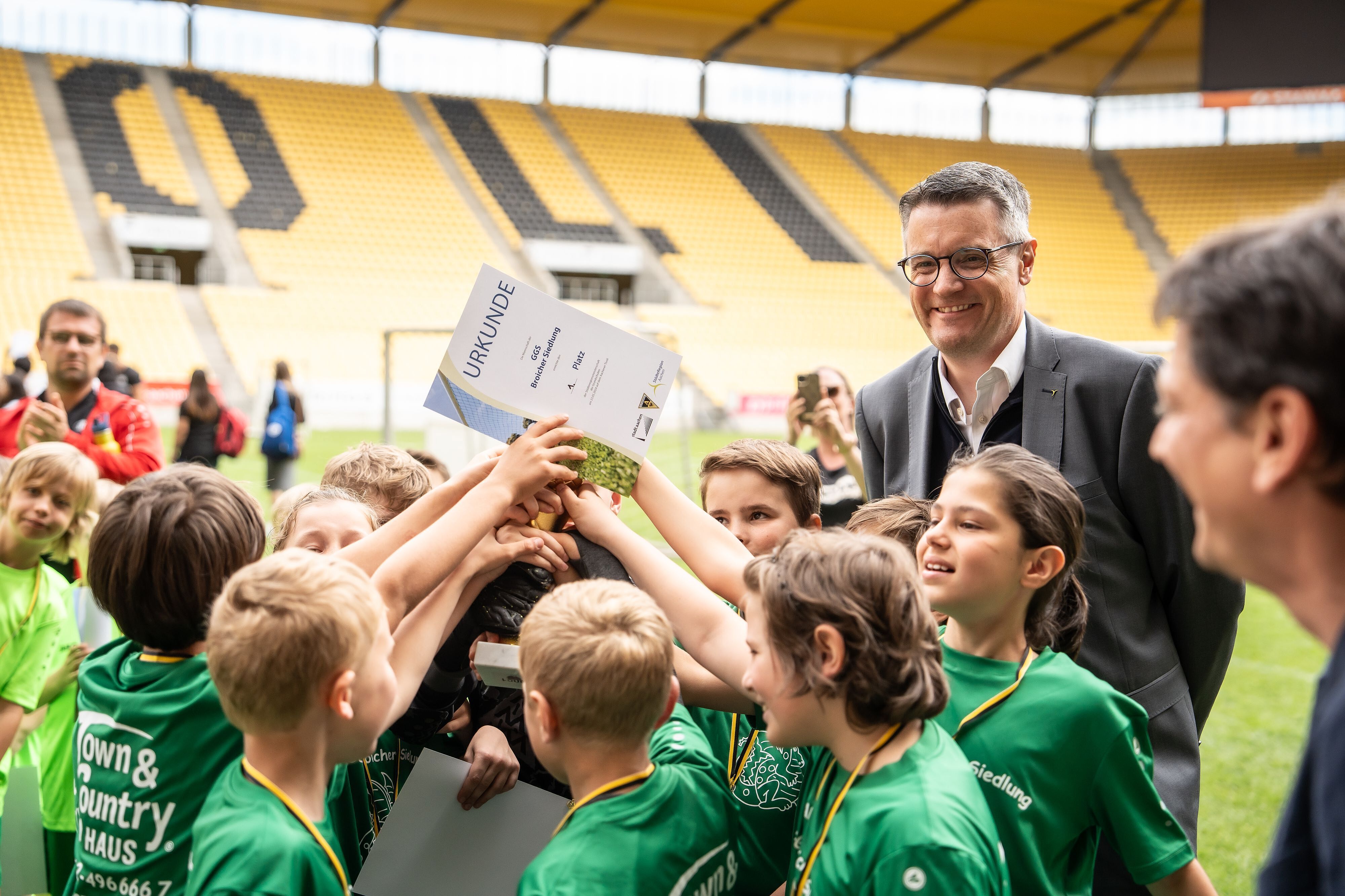 Ein Highlight im Rahmen der Bildungszugabe der StädteRegion ist das jährliche Grundschul-Fußballturnier auf dem Aachener Tivoli (Bild von 2024).