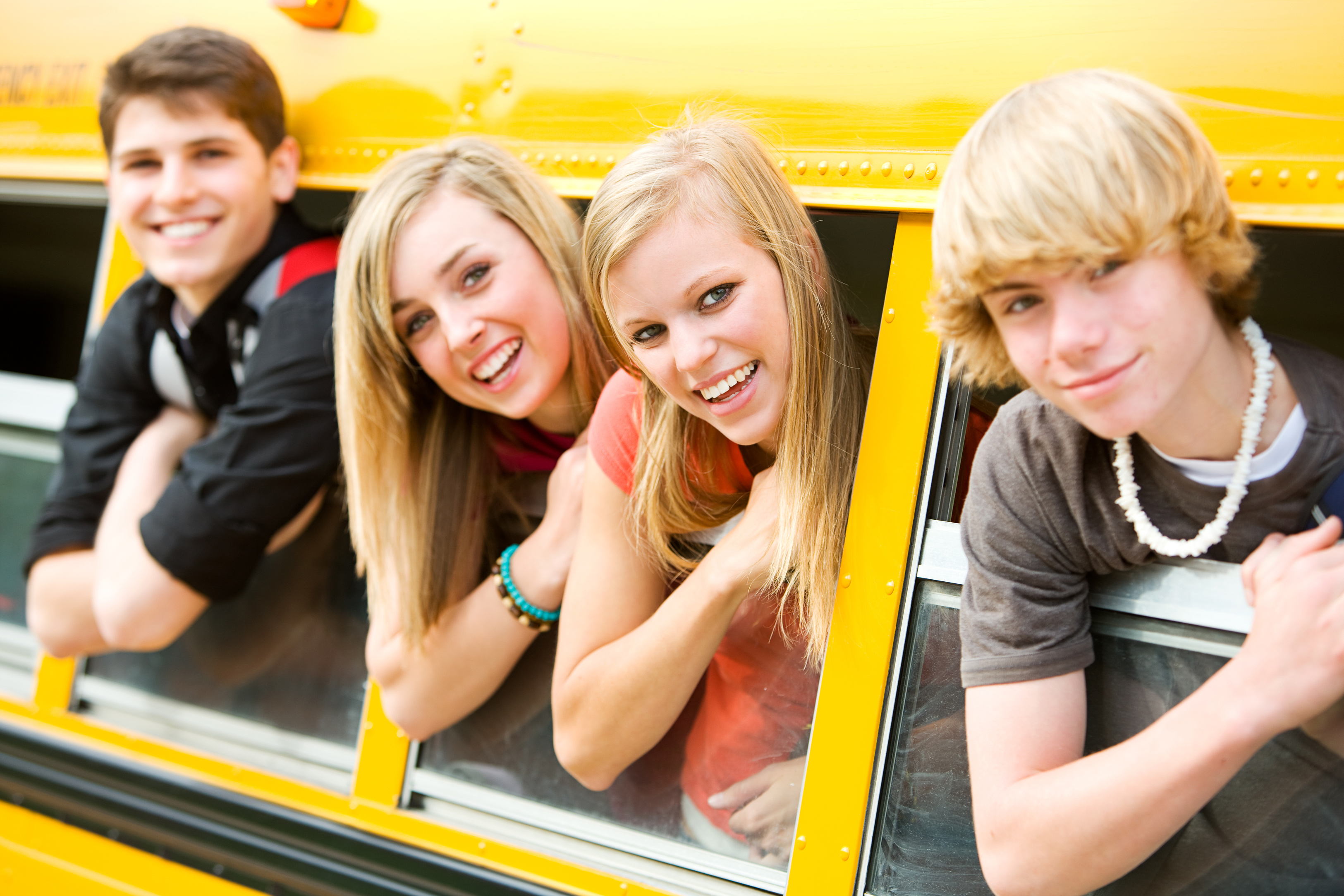 Группа школьников из москвы желает своими глазами. Подростки в автобусе. Транспорт для подростка. Подросток Лидер. Дети подростки в автобусе.