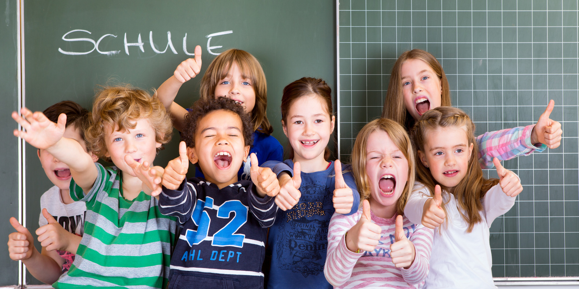 Grundschulkinder vor einer Tafel