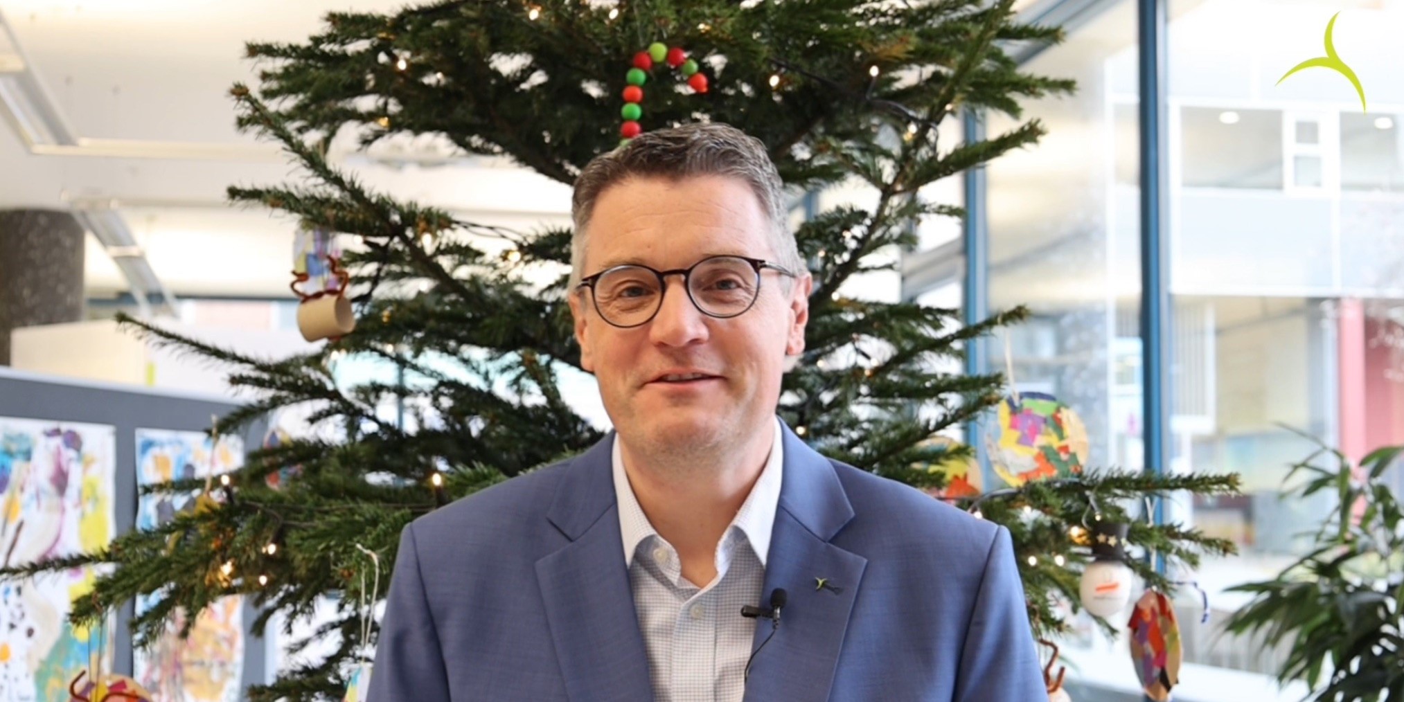 Städteregionsrat Dr. Tim Grüttemeier vor dem Weihnachtsbaum im Foyer des Hauses der StädterRegion